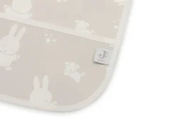 Jollein Slab Waterproof Met Mouw Miffy & Snuffy Nougat
