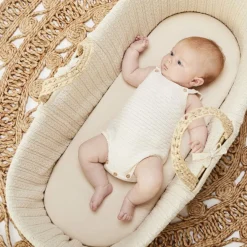 The Little Green Sheep Mozes Mand Knitted Linen Met Standaard